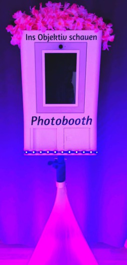 fotobox-photobooth-Hochzeit-und-jedes-event-wie-geburtstag-firmenfeier-weihnachtsfeier-in-hamburg-und-umgebung-mobiler-dj-mit-fotobox-mieten